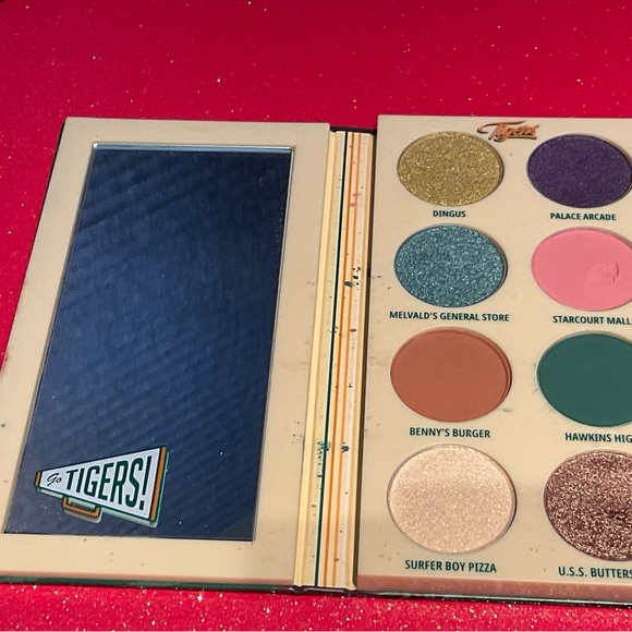 M·A·C X STRANGER THINGS Hawkins Class of 1986 Eye Palette - Picture 9 of 15